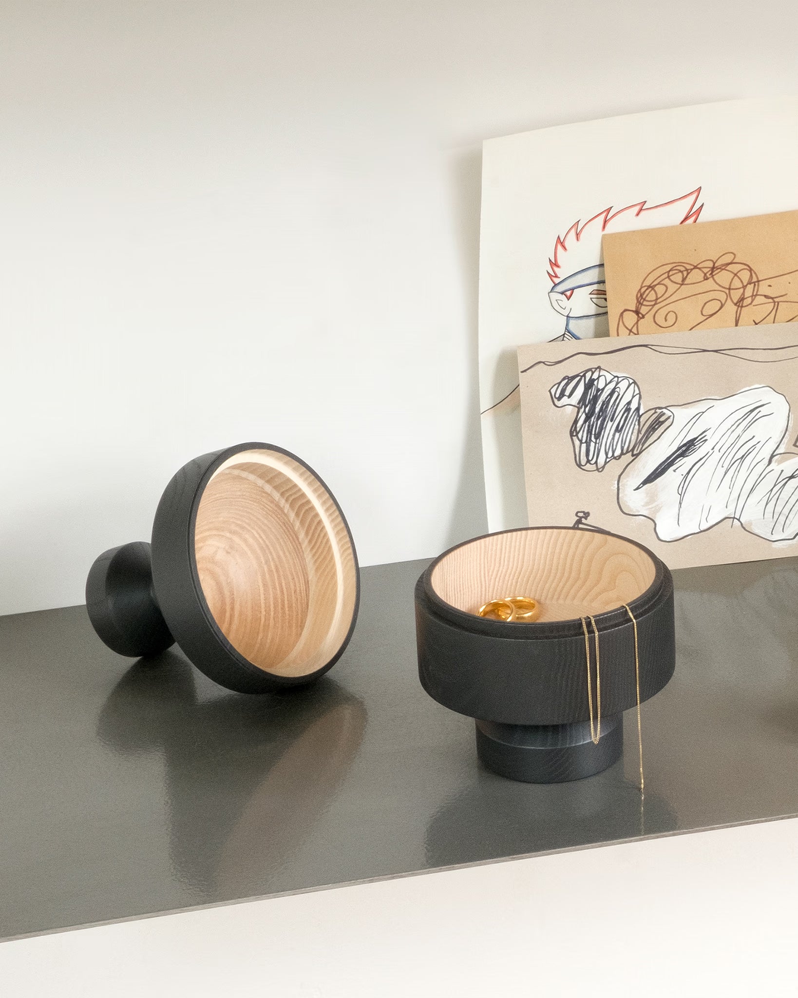 Designobjekte DEVAKI von NIEVEN auf Regal in Schwarz handgedrechselte Holzschalen aus Esche moderne Wohnaccessoires zur Aufbewahrung und Dekoration hergestellt in Deutschland.