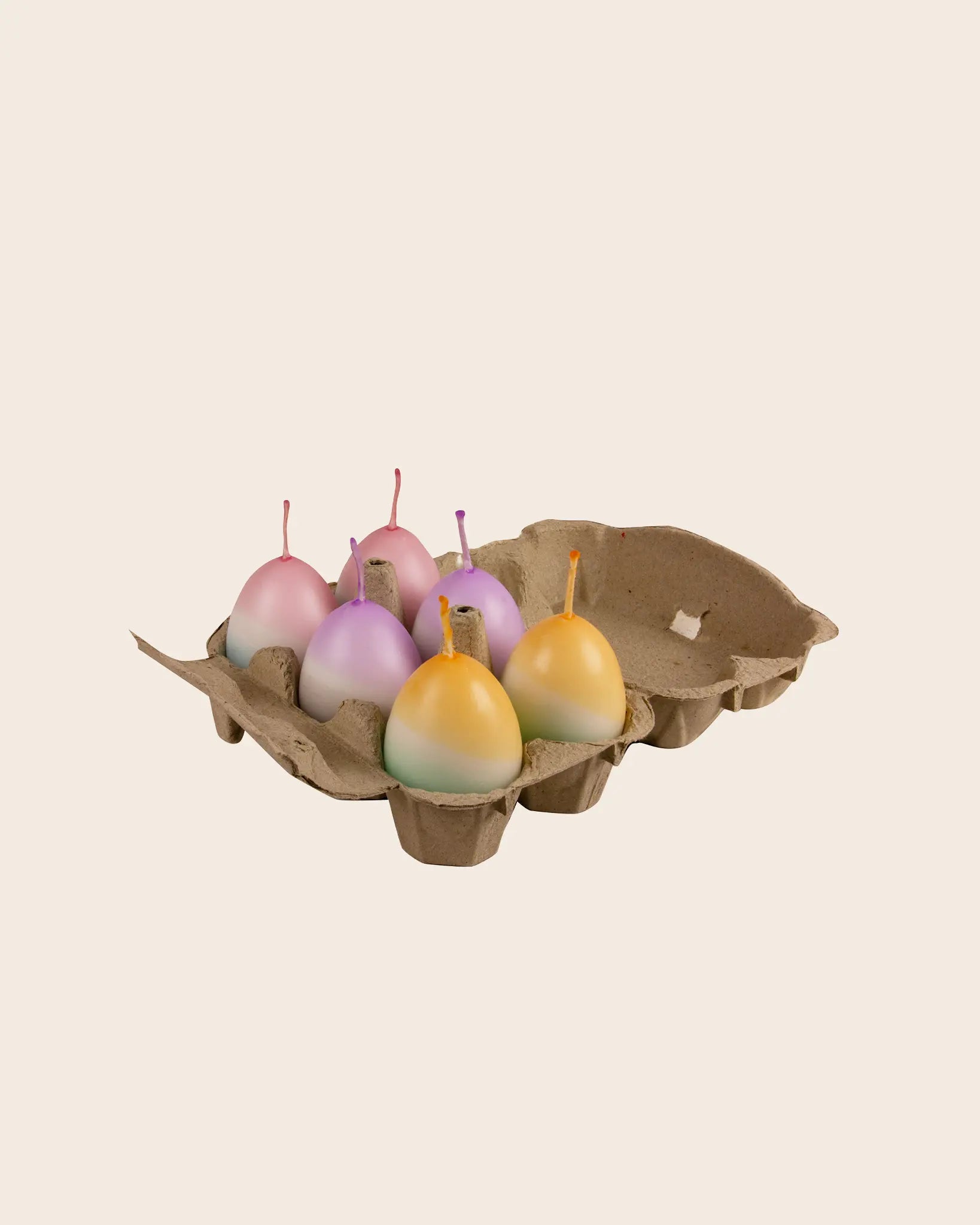 Handgetauchte Dip-Dye Eierkerzen aus Bienenwachs in Pastellfarben im Eierkarton Ostern Kerzenfarm Hahn. Eierkerzen in den Farbkombinationen Mandarine-Mint, Violett-Grau und Rosa-Eisblau.