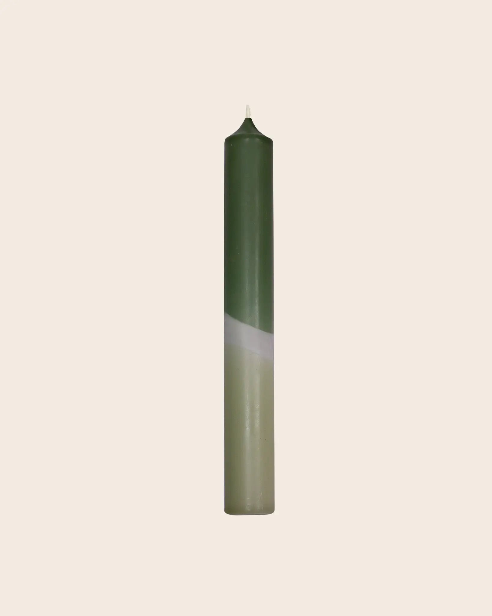 Handgetauchte Dip Dye Stabkerze in Salbei und Pinie aus Paraffin, 18 cm hoch, ruhiger Abbrand, gefertigt in Deutschland von Kerzenfarm Hahn.