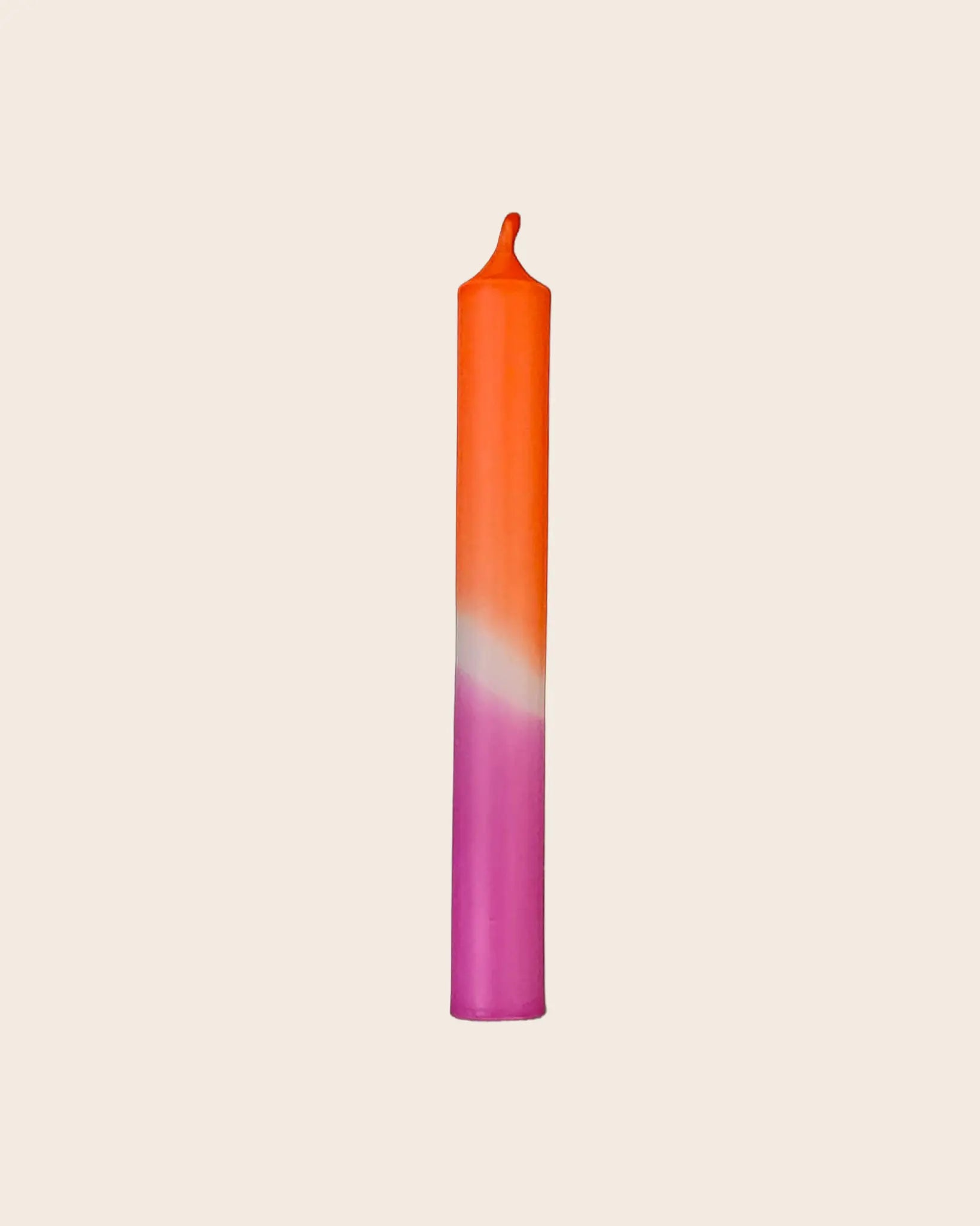 Handgetauchte Dip Dye Stabkerze in Neon Orange und Pink aus Paraffin, 18 cm hoch, ruhiger Abbrand, gefertigt in Deutschland von Kerzenfarm Hahn.