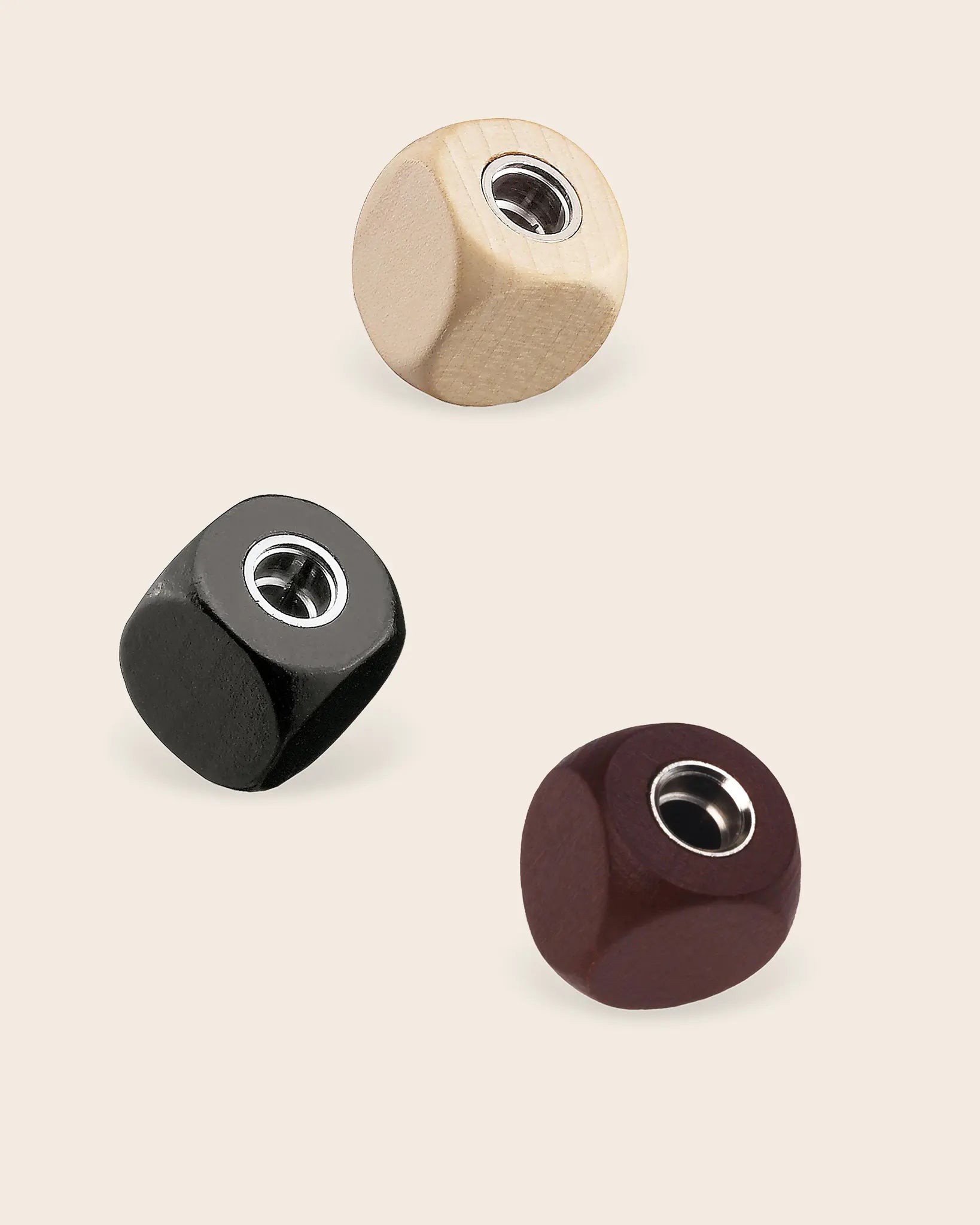 Minimalistischer Würfelspitzer aus Holz handgefertigt von der Holzmanufaktur e+m in Deutschland. Verschiede Designvarianten schwarz, mahagonibraun, bergahorn.