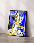 Fine Art Print CUBISME von Jean Philippe Henric im schwarzen Rahmen an einer hellen Wand angelehnt. Kubistisches Porträt in leuchtendem Blau Gelb und Weiß als moderner Kunstdruck auf hochwertigem Künstlerpapier.