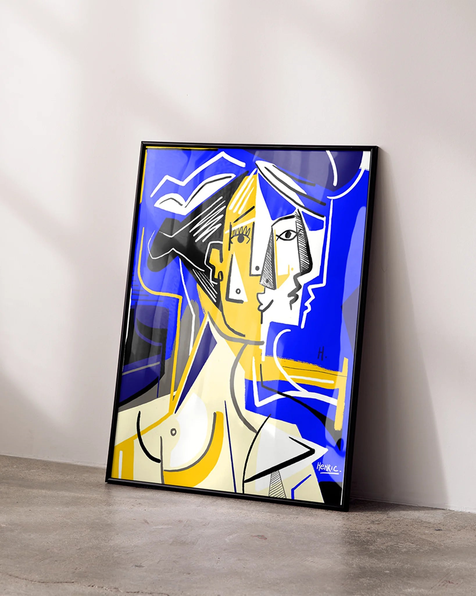 Fine Art Print CUBISME von Jean Philippe Henric im schwarzen Rahmen an einer hellen Wand angelehnt. Kubistisches Porträt in leuchtendem Blau Gelb und Weiß als moderner Kunstdruck auf hochwertigem Künstlerpapier.