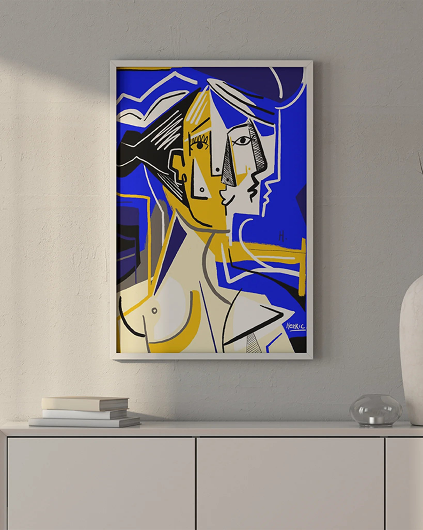 Fine Art Print CUBISME von Jean-Philippe Henric als Wandbild in modernem Interieur. Das kubistische Porträt in kräftigem Blau und warmem Gelb zieht die Blicke auf sich. Hochwertiger Digigraphie Kunstdruck auf strukturiertem Papier. Stilvoll präsentiert mit Rahmen auf Sideboard.