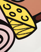 Detailansicht des Fine Art Prints Wiener Standard Frühstück von RadandYellow zeigt die präzise Druckqualität des Illustrationsmotivs mit gelbem Käse, Brot und Zeitung. Die kräftigen Farben und klaren Linien des Kunstdrucks unterstreichen die hochwertige Verarbeitung auf strukturiertem Fotospeed Art Smooth Papier.