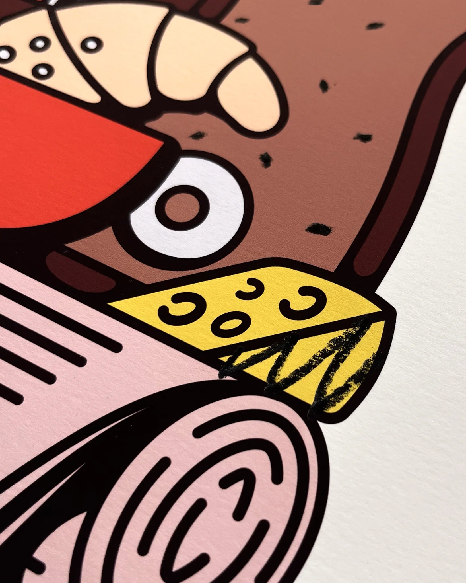 Detailaufnahme des Fine Art Prints Wiener Standard Frühstück von RadandYellow zeigt den präzisen Druck und die kräftigen Farben der Illustration mit Käse, Croissant, Brot und Zeitung. Der hochwertige Kunstdruck besticht durch klare Linien, satten Farbauftrag und feine Struktur auf Fotospeed Art Smooth Papier.