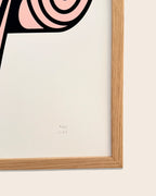 Detail des Fine Art Prints Wiener Standard Frühstück von RadandYellow zeigt den unteren Teil der Illustration mit rosa Zeitung und Künstler-Signatur. Der hochwertige Kunstdruck auf strukturiertem Papier betont die klare Linienführung und präzise Farbkomposition des Artworks.