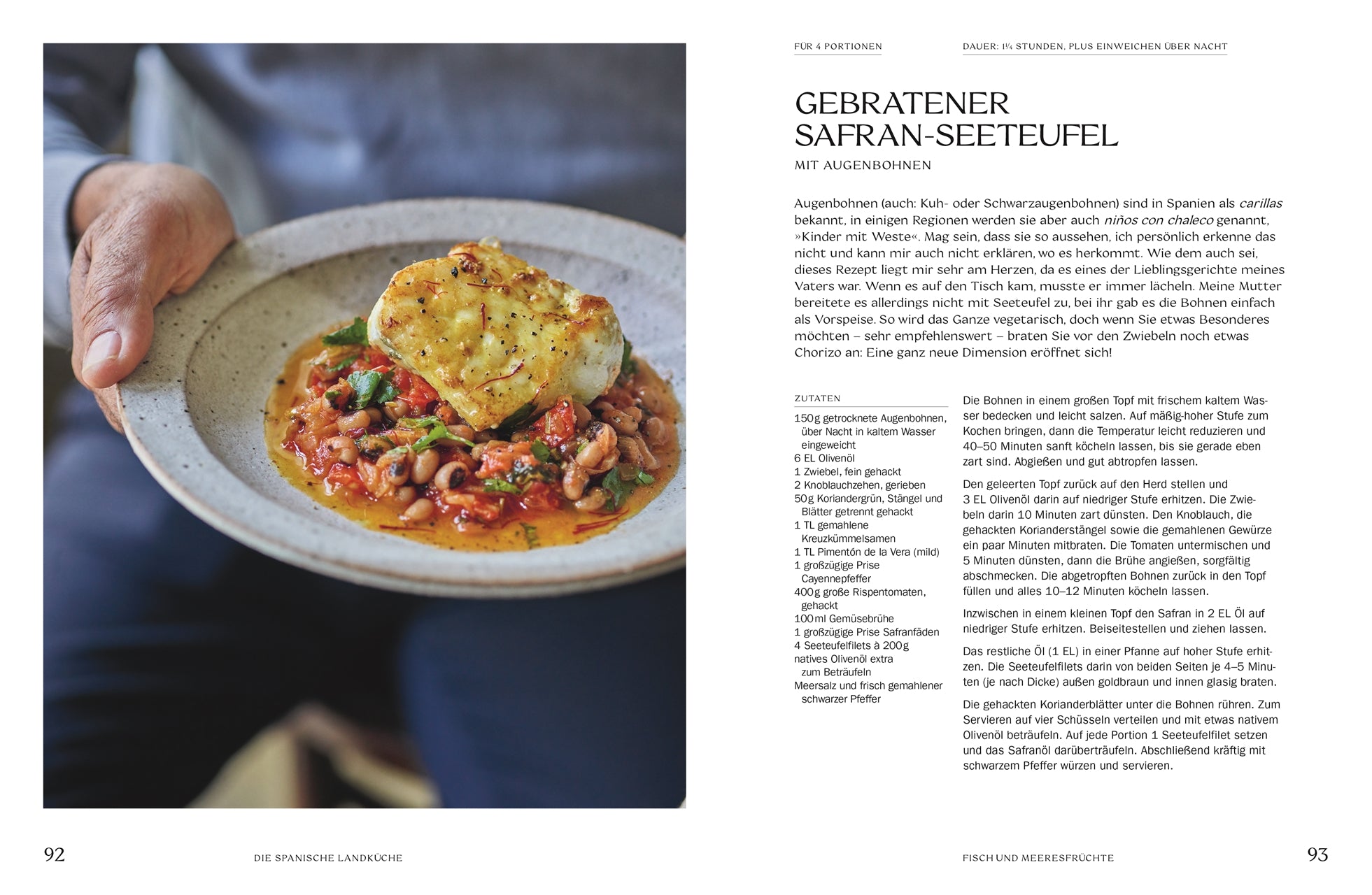 Gebratener Safran-Seeteufel mit Augenbohnen: Ein angerichteter Teller mit einem gebratenen Stück Seeteufel auf einem würzigen Augenbohnen-Tomatenragout, garniert mit frischen Kräutern. Der Teller wird von einer Hand gehalten.