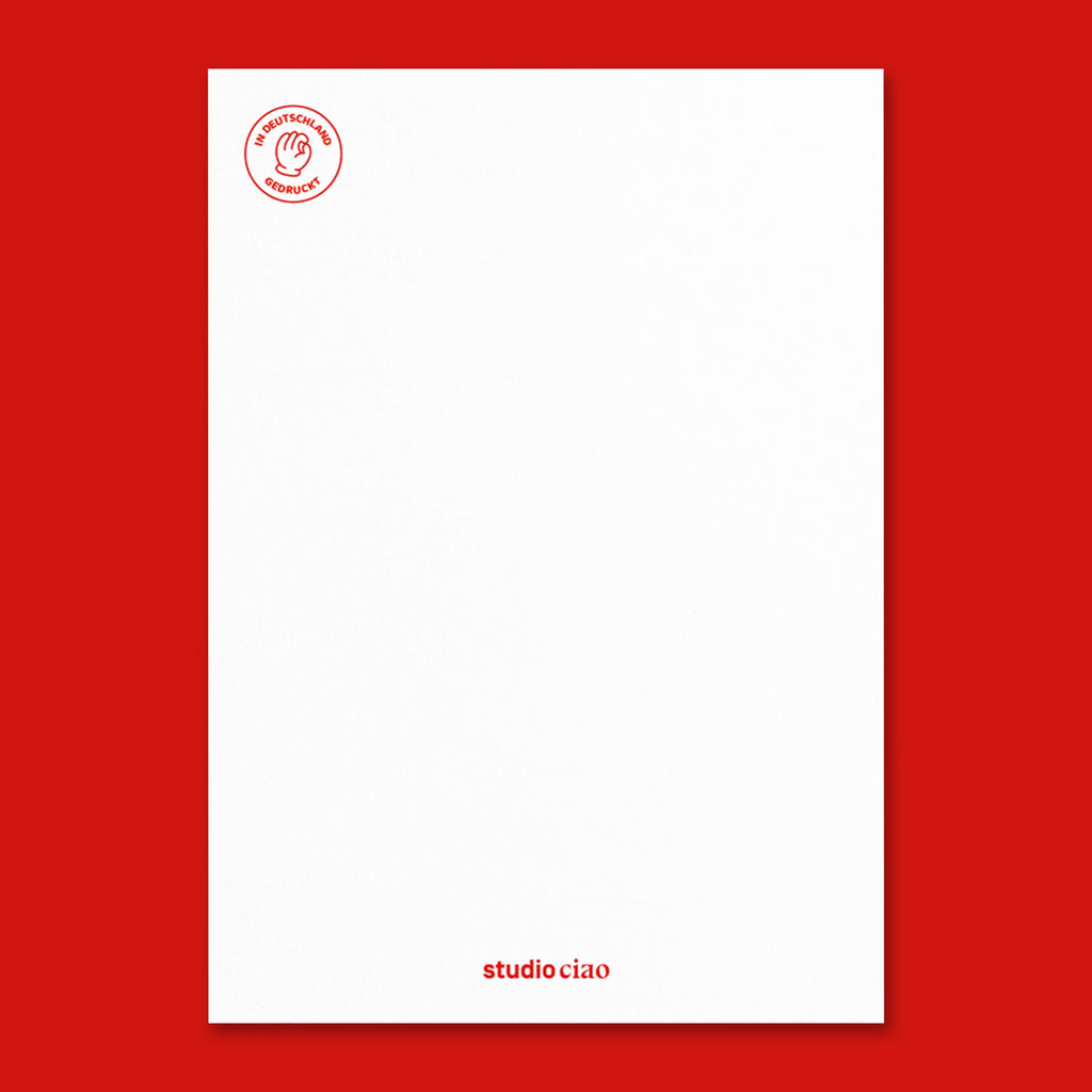 Rückseite der Geburtstagskarte mit strukturierter weißer Papieroberfläche, rotem Siegel ‚In Deutschland gedruckt‘ oben links und kleinem Schriftzug ‚studio ciao‘ unten mittig.