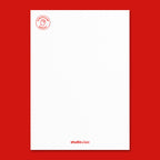 Rückseite der Geburtstagskarte mit strukturierter weißer Papieroberfläche, rotem Siegel ‚In Deutschland gedruckt‘ oben links und kleinem Schriftzug ‚studio ciao‘ unten mittig.