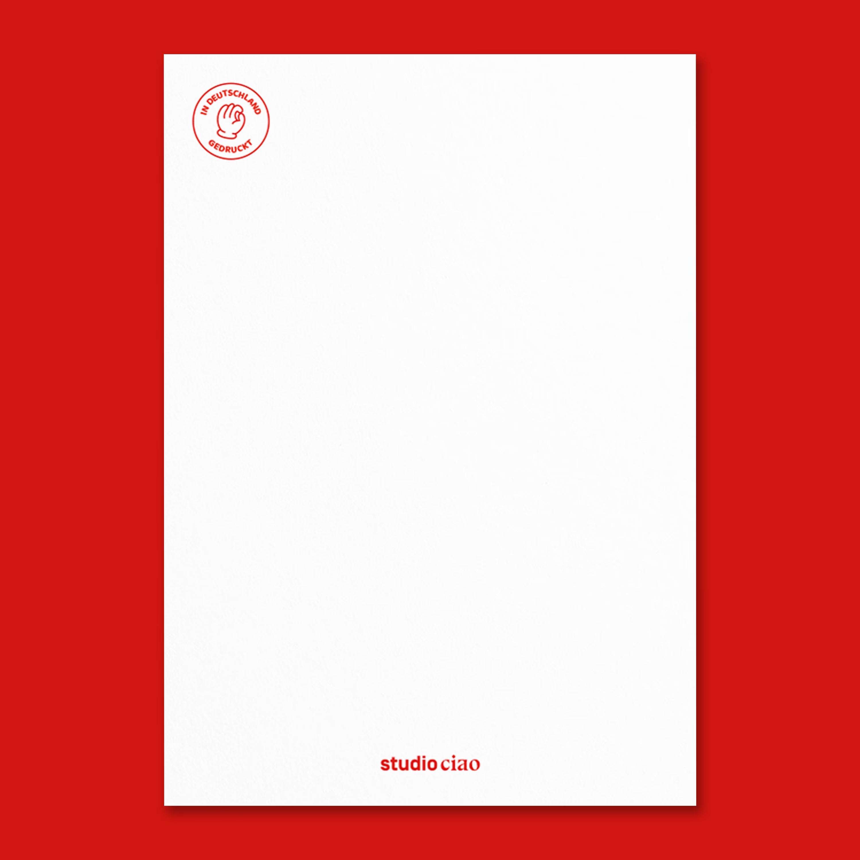 Rückseite der Geburtstagskarte mit strukturierter weißer Papieroberfläche, rotem Siegel ‚In Deutschland gedruckt‘ oben links und kleinem Schriftzug ‚studio ciao‘ unten mittig.