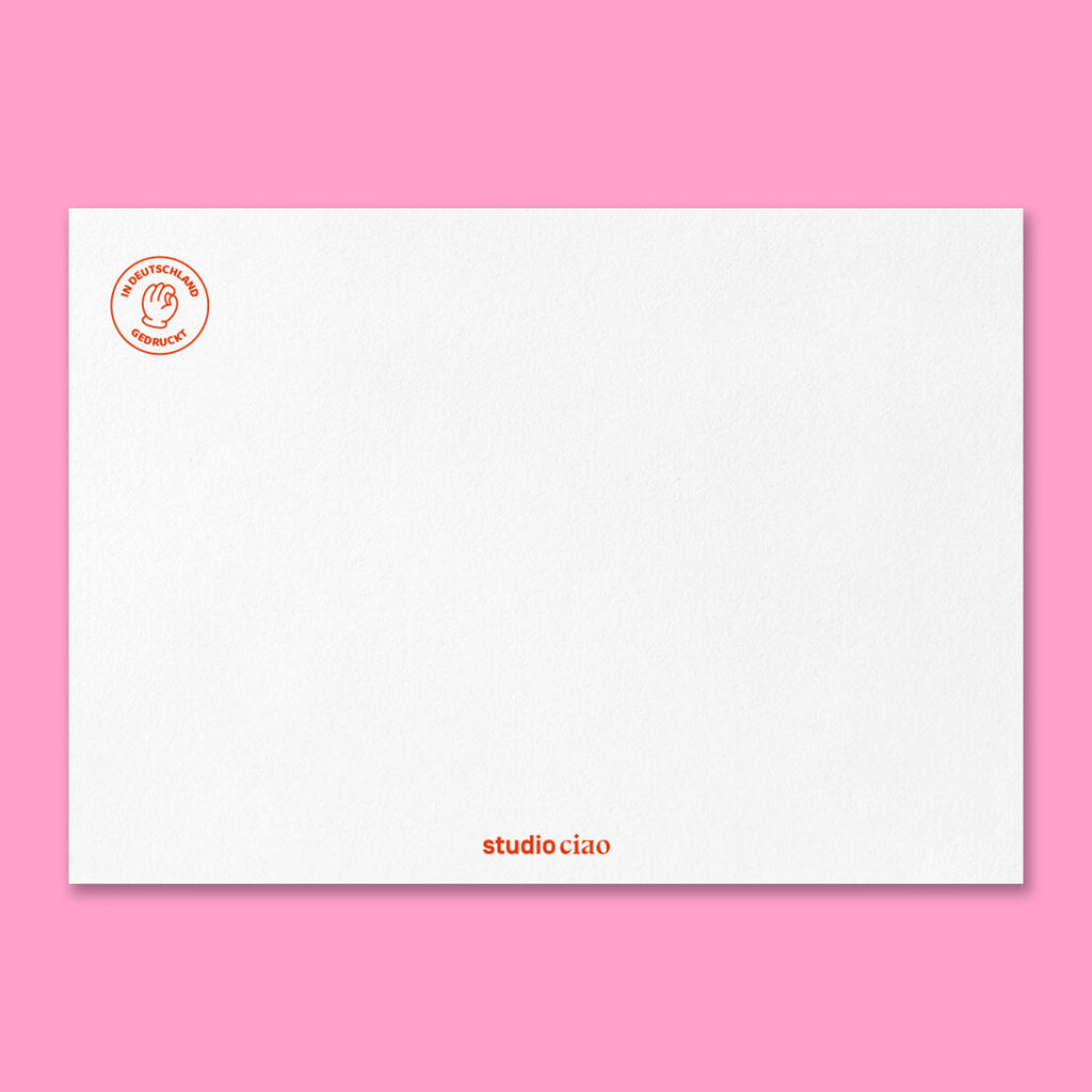 Rückseite der Karte mit strukturierter weißer Papieroberfläche, rotem Siegel ‚In Deutschland gedruckt‘ oben links und kleinem Schriftzug ‚studio ciao‘ unten mittig.
