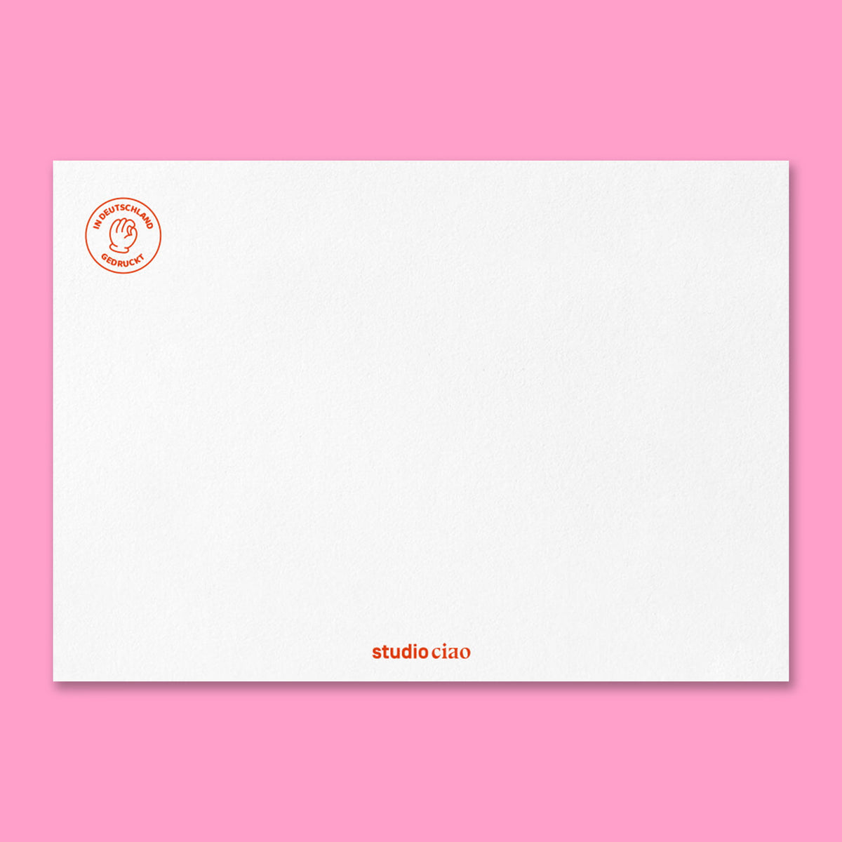 Rückseite der Karte mit strukturierter weißer Papieroberfläche, rotem Siegel ‚In Deutschland gedruckt‘ oben links und kleinem Schriftzug ‚studio ciao‘ unten mittig.
