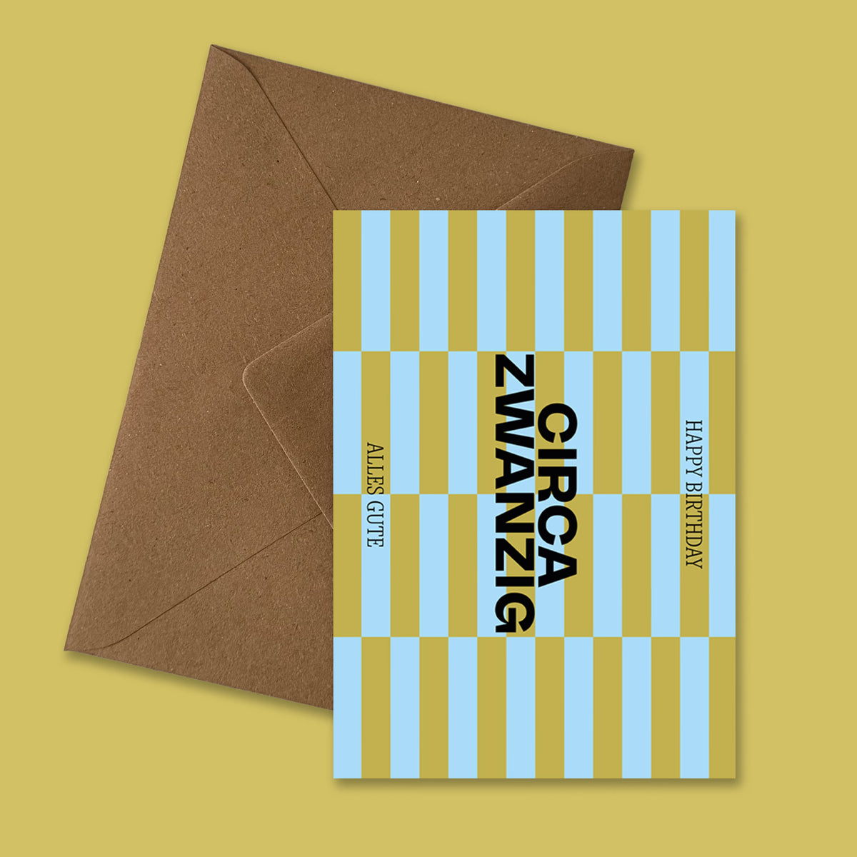 Moderne Geburtstagskarte ‚Circa Zwanzig‘ mit grafischem Streifenmuster in Hellblau und Gold, schwarzer Typografie und Aufschrift ‚Happy Birthday‘ und ‚Alles Gute‘, präsentiert mit braunem recyceltem Kraftpapier-Umschlag produziert in Deutschland