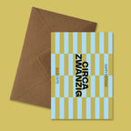 Moderne Geburtstagskarte ‚Circa Zwanzig‘ mit grafischem Streifenmuster in Hellblau und Gold, schwarzer Typografie und Aufschrift ‚Happy Birthday‘ und ‚Alles Gute‘, präsentiert mit braunem recyceltem Kraftpapier-Umschlag produziert in Deutschland