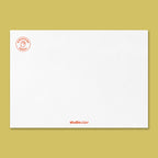 Rückseite der Geburtstagskarte mit strukturierter weißer Papieroberfläche, rotem Siegel ‚In Deutschland gedruckt‘ oben links und kleinem Schriftzug ‚studio ciao‘ unten mittig“