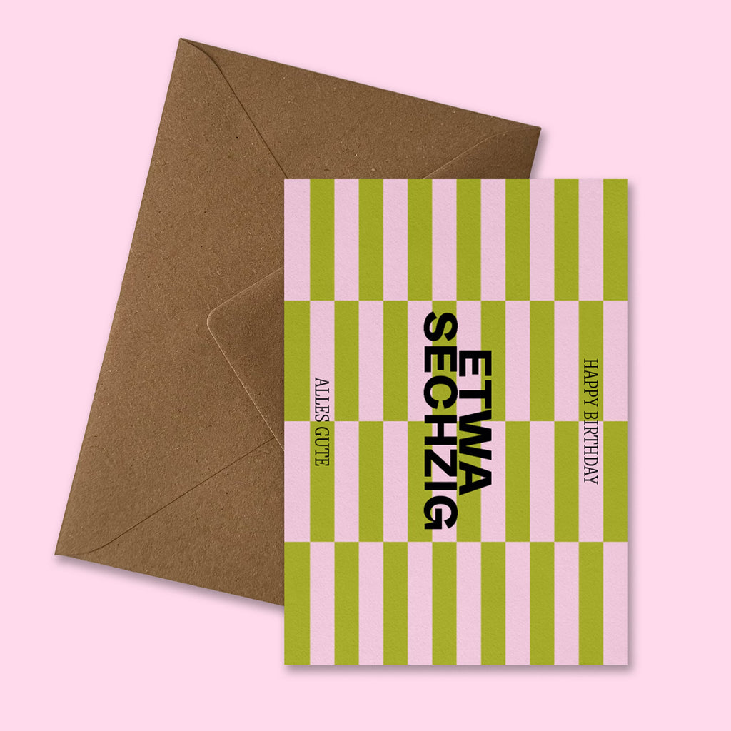 Moderne Geburtstagskarte ‚Etwa Sechzig‘ mit grafischem Streifenmuster in Pink und Grün, schwarzer Typografie und Aufschrift ‚Happy Birthday‘ und ‚Alles Gute‘, präsentiert mit braunem recyceltem Kraftpapier-Umschlag produziert in Deutschland.