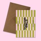 Moderne Geburtstagskarte ‚Etwa Sechzig‘ mit grafischem Streifenmuster in Pink und Grün, schwarzer Typografie und Aufschrift ‚Happy Birthday‘ und ‚Alles Gute‘, präsentiert mit braunem recyceltem Kraftpapier-Umschlag produziert in Deutschland.