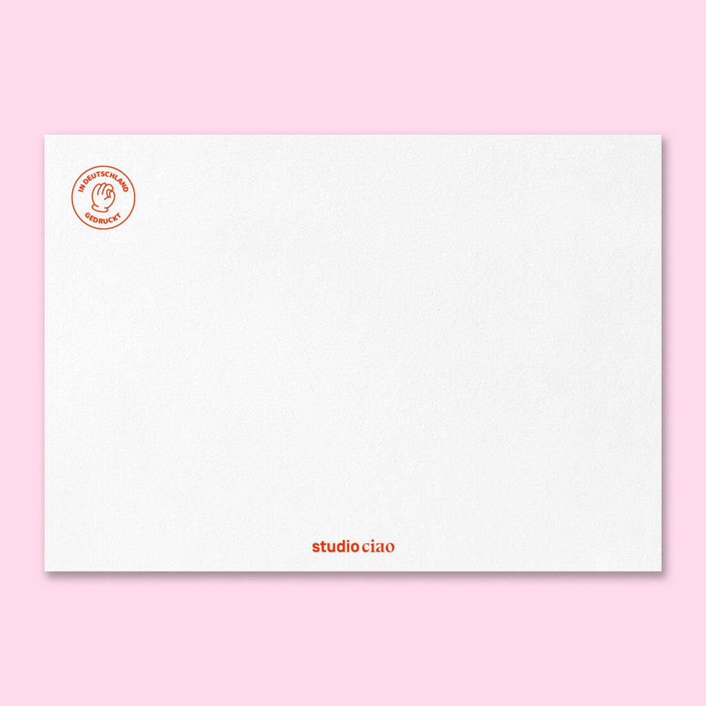 Rückseite der Geburtstagskarte mit strukturierter weißer Papieroberfläche, rotem Siegel ‚In Deutschland gedruckt‘ oben links und kleinem Schriftzug ‚studio ciao‘ unten mittig.