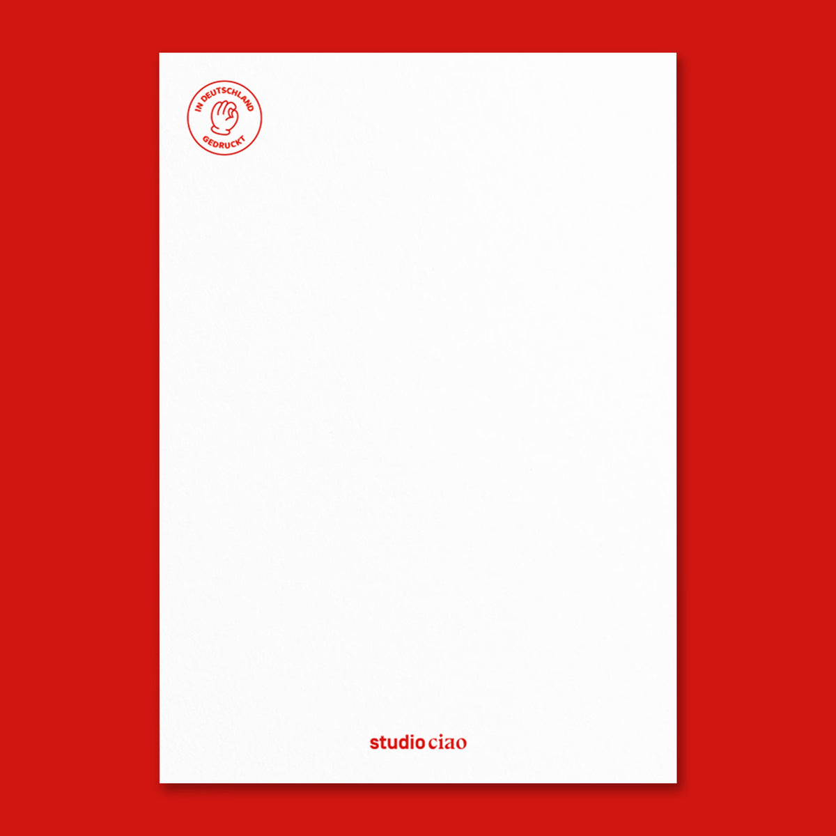 Rückseite der Geburtstagskarte mit strukturierter weißer Papieroberfläche, rotem Siegel ‚In Deutschland gedruckt‘ oben links und kleinem Schriftzug ‚studio ciao‘ unten mittig.