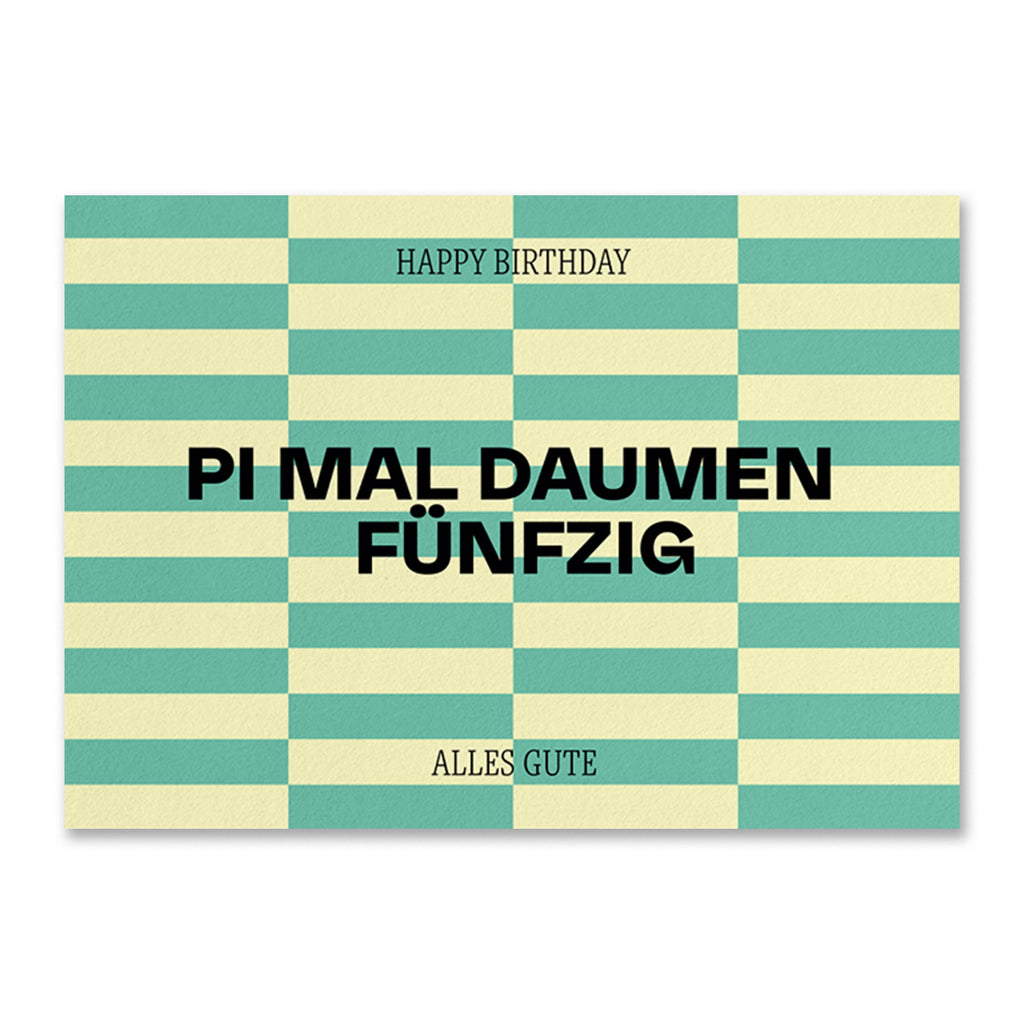 Moderne Geburtstagskarte mit grafischem Streifenmuster in Grün und Gelb mit Aufschrift ‚Happy Birthday‘, ‚Pi mal Daumen Fünfzig‘ und ‚Alles Gute‘. Stilvolle Glückwunschkarte.