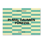 Moderne Geburtstagskarte mit grafischem Streifenmuster in Grün und Gelb mit Aufschrift ‚Happy Birthday‘, ‚Pi mal Daumen Fünfzig‘ und ‚Alles Gute‘. Stilvolle Glückwunschkarte.