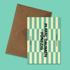 Moderne Geburtstagskarte ‚Pi mal Daumen Fünfzig‘ mit grafischem Streifenmuster in Grünund Gelb, schwarzer Typografie und Aufschrift ‚Happy Birthday‘ und ‚Alles Gute‘, präsentiert mit braunem recyceltem Kraftpapier-Umschlag produziert in Deutschland.