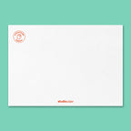 Rückseite der Geburtstagskarte mit strukturierter weißer Papieroberfläche, rotem Siegel ‚In Deutschland gedruckt‘ oben links und kleinem Schriftzug ‚studio ciao‘ unten mittig.