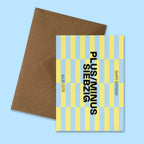 Moderne Geburtstagskarte ‚Plus/Minus Siebzig‘ mit grafischem Streifenmuster in Hellblau und Gelb, schwarzer Typografie und Aufschrift ‚Happy Birthday‘ und ‚Alles Gute‘, präsentiert mit braunem recyceltem Kraftpapier-Umschlag produziert in Deutschland.