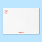 Rückseite der Geburtstagskarte mit strukturierter weißer Papieroberfläche, rotem Siegel ‚In Deutschland gedruckt‘ oben links und kleinem Schriftzug ‚studio ciao‘ unten mittig.