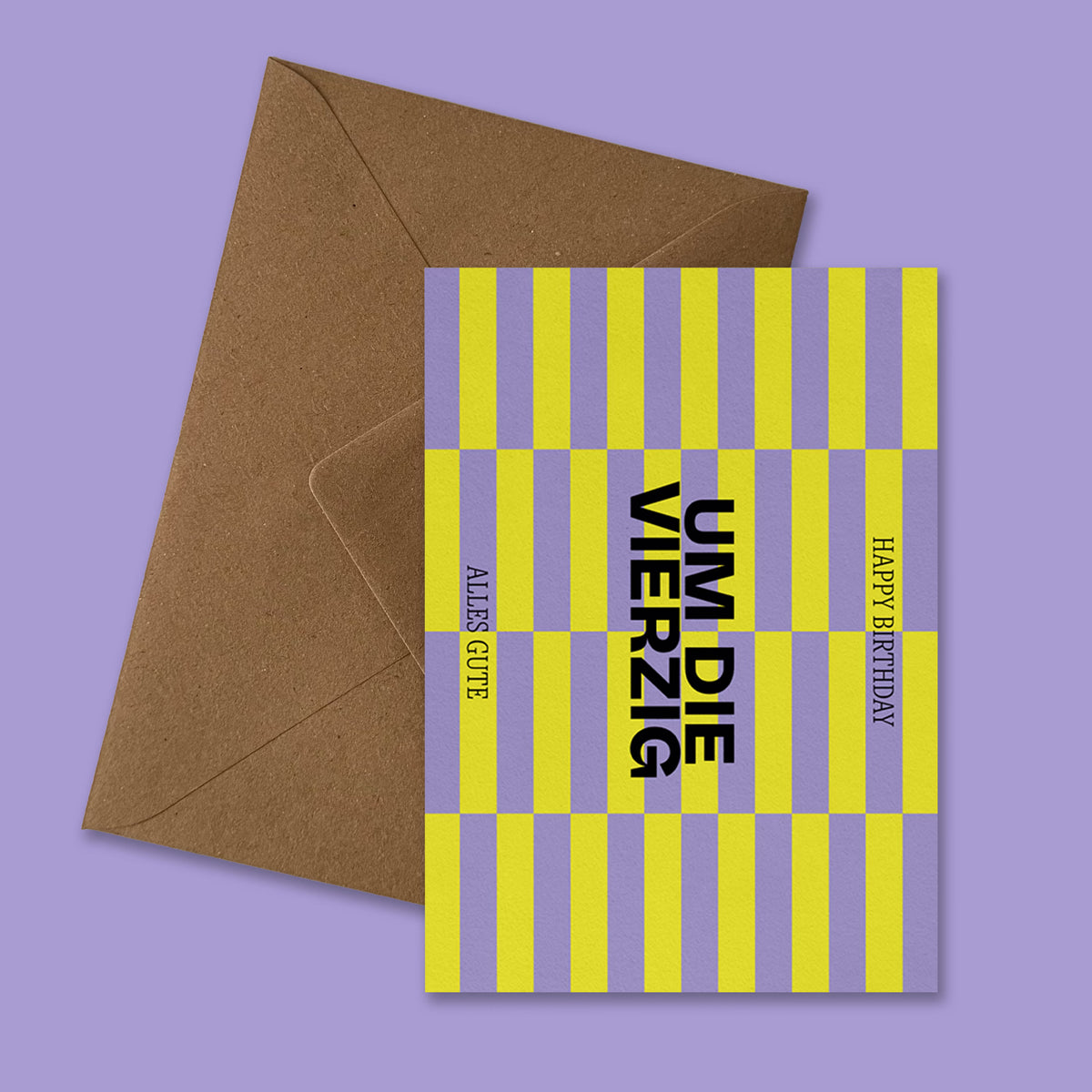 Moderne Geburtstagskarte ‚Um die Vierzig‘ mit grafischem Streifenmuster in Lila und Gelb, schwarzer Typografie und Aufschrift ‚Happy Birthday‘ und ‚Alles Gute‘, präsentiert mit braunem recyceltem Kraftpapier-Umschlag produziert in Deutschland.