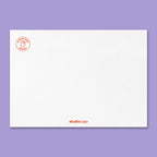 Rückseite der Geburtstagskarte mit strukturierter weißer Papieroberfläche, rotem Siegel ‚In Deutschland gedruckt‘ oben links und kleinem Schriftzug ‚studio ciao‘ unten mittig.