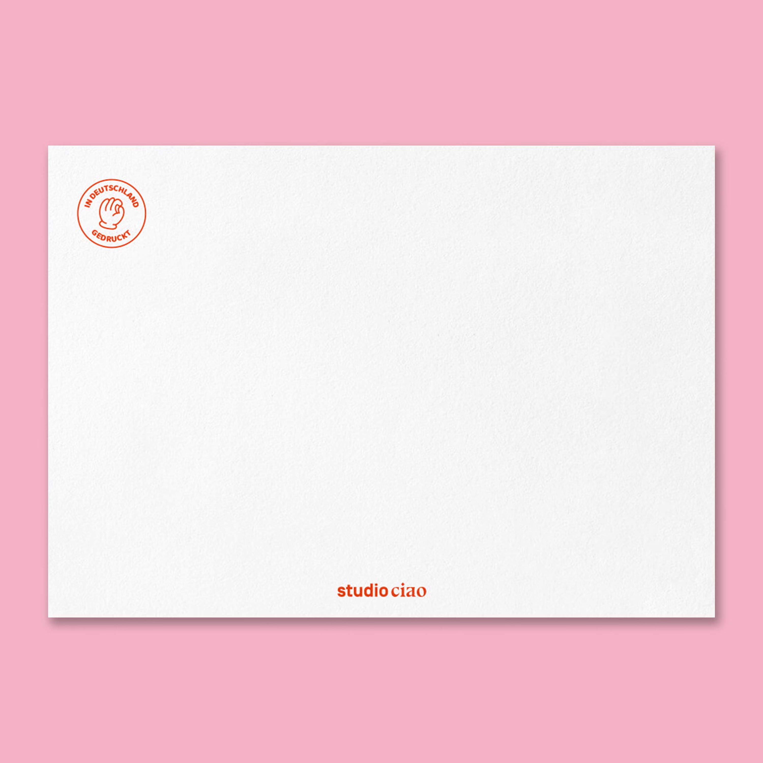 Rückseite der Geburtstagskarte mit strukturierter weißer Papieroberfläche, rotem Siegel ‚In Deutschland gedruckt‘ oben links und kleinem Schriftzug ‚studio ciao‘ unten mittig.
