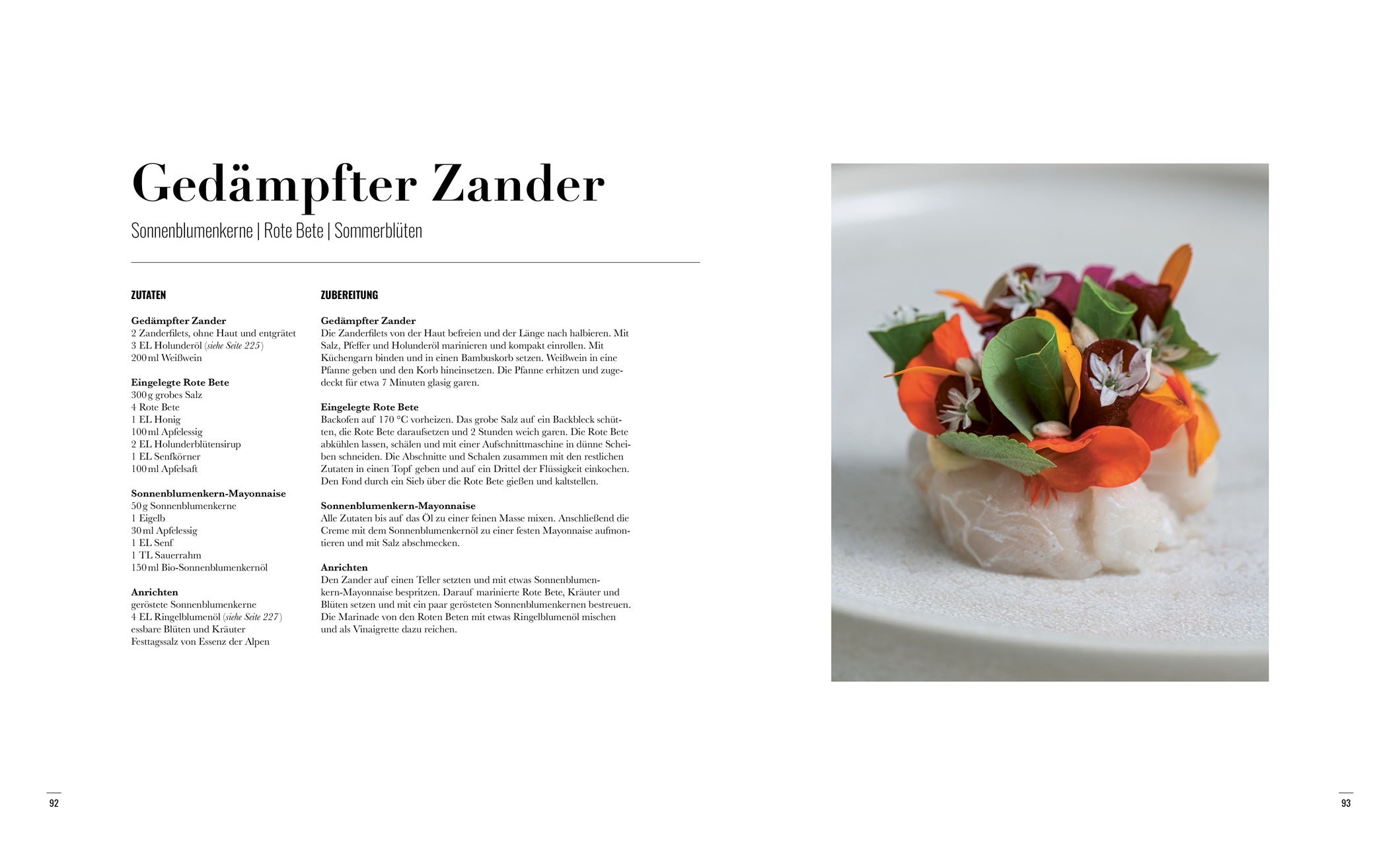 Gedämpfter Zander – Sonnenblumenkerne | Rote Bete | Sommerblüten: „Zart gegarter Zander mit Rote-Bete-Streifen, Sonnenblumenkern-Mayonnaise und essbaren Blüten, kunstvoll arrangiert auf einem hellen Teller.“