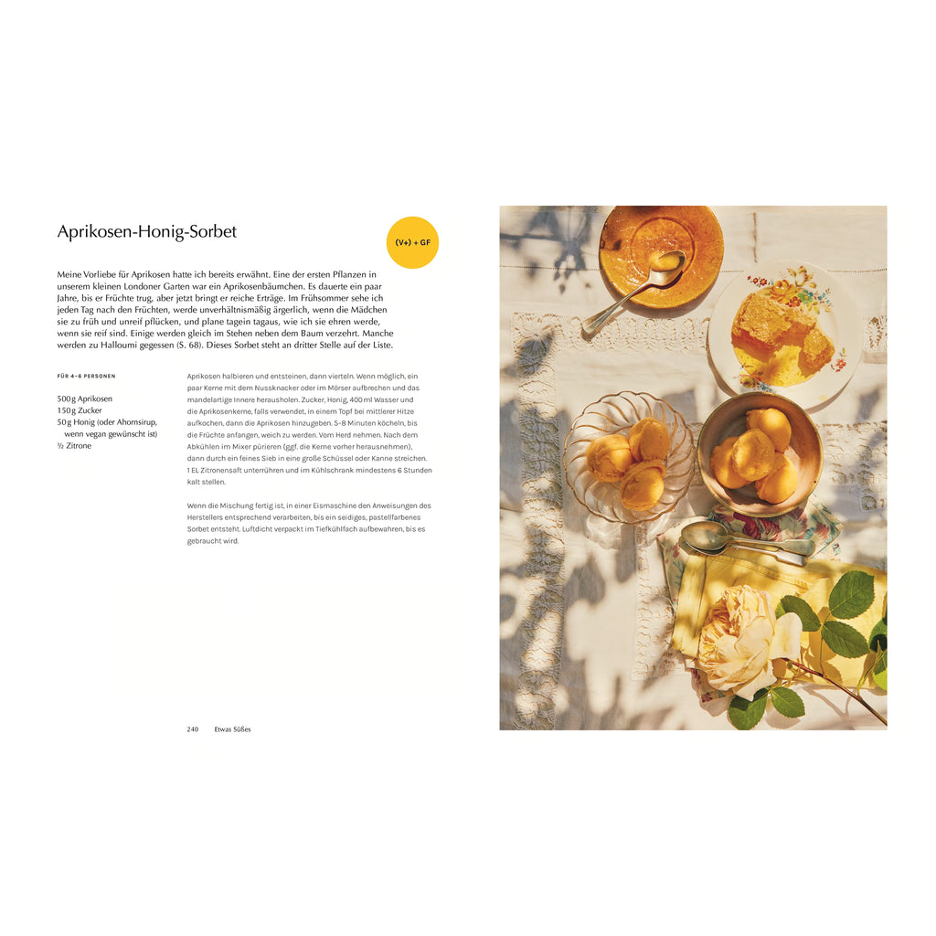 Aprikosen-Honig-Sorbet: Aprikosensorbet in Schälchen angerichtet auf einer bestickten Tischdecke mit Honigwaben auf einem Teller – sommerlich, helles Lichtspiel mit floraler Tischdeko.