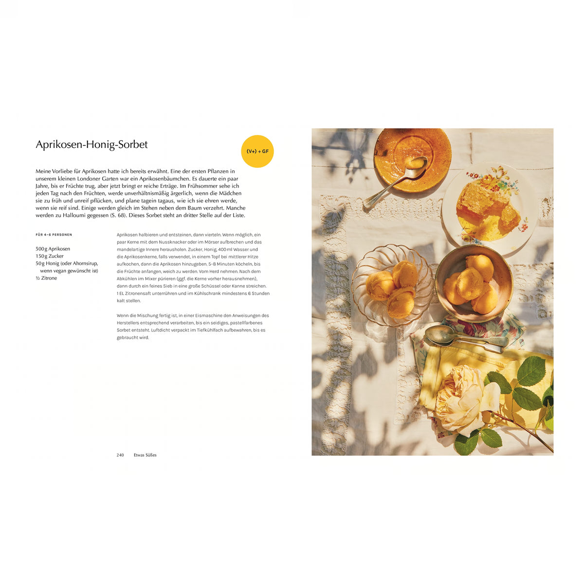 Aprikosen-Honig-Sorbet: Aprikosensorbet in Schälchen angerichtet auf einer bestickten Tischdecke mit Honigwaben auf einem Teller – sommerlich, helles Lichtspiel mit floraler Tischdeko.