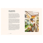 Spanakopita-Würdigungs-Verein: Frau mit buntem Kopftuch beim Einkauf von frischen Kräutern in einem kleinen Lebensmittelgeschäft – familiäre, alltägliche Szene.