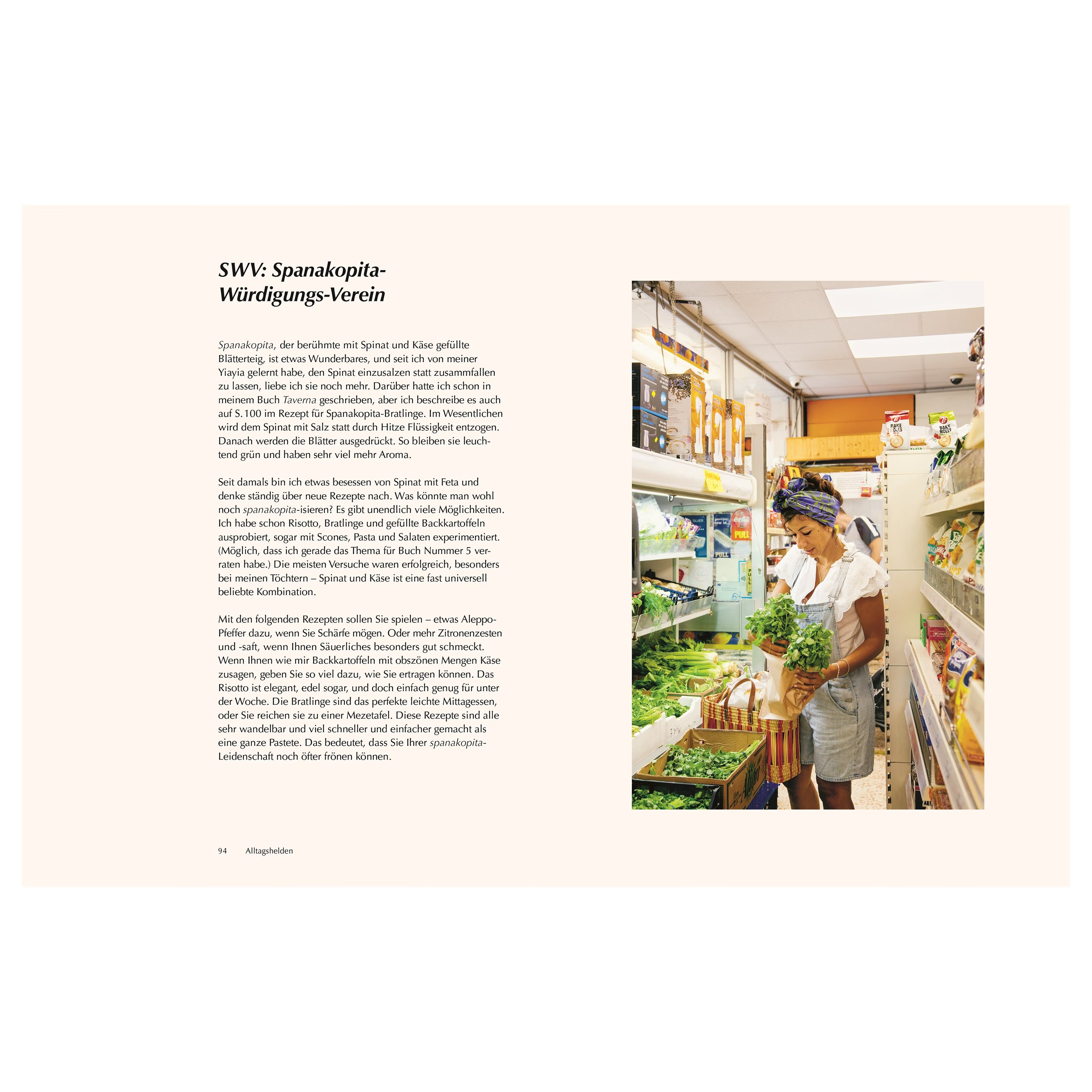 Spanakopita-Würdigungs-Verein: Frau mit buntem Kopftuch beim Einkauf von frischen Kräutern in einem kleinen Lebensmittelgeschäft – familiäre, alltägliche Szene.