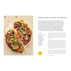 Klebrige Auberginen-Granatapfel-Tarte mit Kräutern:  Bunte, aufgeschnittene Tarte mit Auberginen, Kräutern und Granatapfelkernen auf einem hellen Teller – rustikal und dekorativ angerichtet.