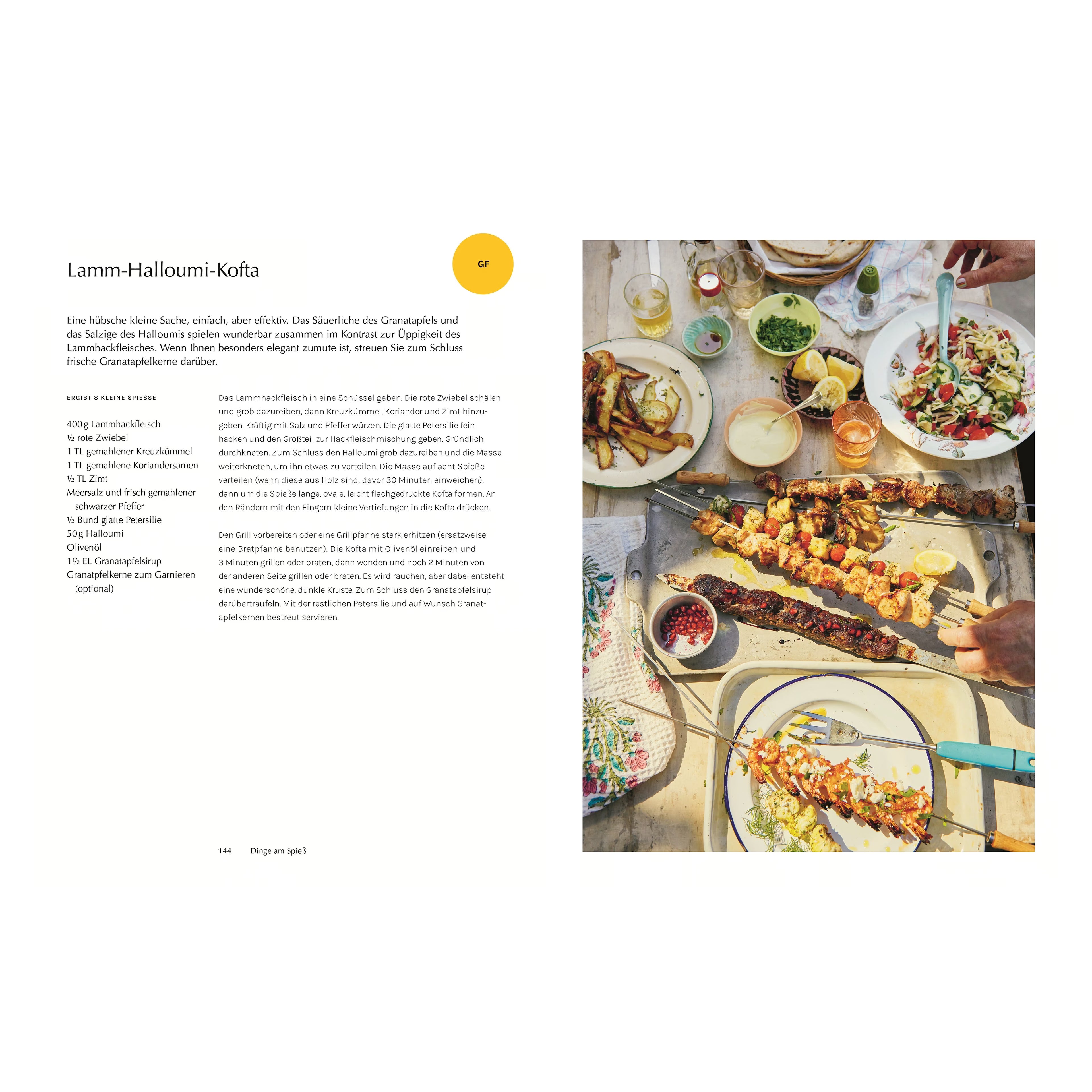 Lamm-Halloumi-Kofta: Grillteller mit verschiedenen Fleischspießen, Halloumi und Granatapfel, dazu Salat, Kartoffelspalten und Dips auf einem sommerlich gedeckten Tisch.