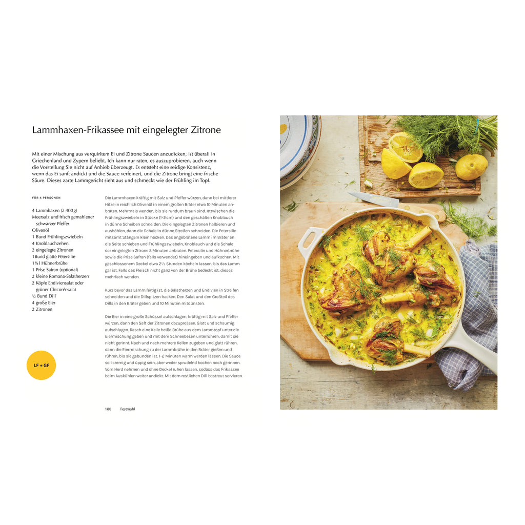 Lammhaxen-Frikassee mit eingelegter Zitrone: Lammhaxen in cremiger gelber Zitronensauce, serviert in einer großen weißen Pfanne, garniert mit Dill, daneben frische Zitronen und Kräuter.