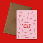 Geburtstagskarte „Alles Gute, du Nudel!“ von studio ciao mit rosa Vorderseite, roten Pasta Illustrationen und braunem nachhaltigem Briefumschlag, moderne humorvolle Grußkarte zum Geburtstag.