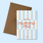 Moderne Geburtstagskarte ‚mamma mia‘ mit grafischem Streifenmuster in Hellblau und Beige, roter Typografie und Aufschrift ‚You're the best‘ und 'mamma mia‘, präsentiert mit braunem recyceltem Kraftpapier-Umschlag produziert in Deutschland.