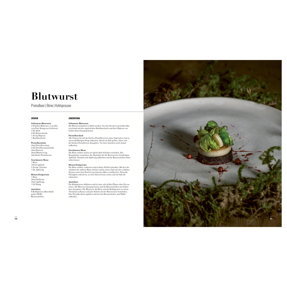 Blutwurst – Preiselbeere | Birne | Kohlsprossen: Fein angerichtetes Gericht mit gebratener Blutwurst, geschmorter Birne und Rosenkohlblättern auf einem grauen Teller mit Preiselbeersauce, stilvoll präsentiert auf Moosuntergrund.