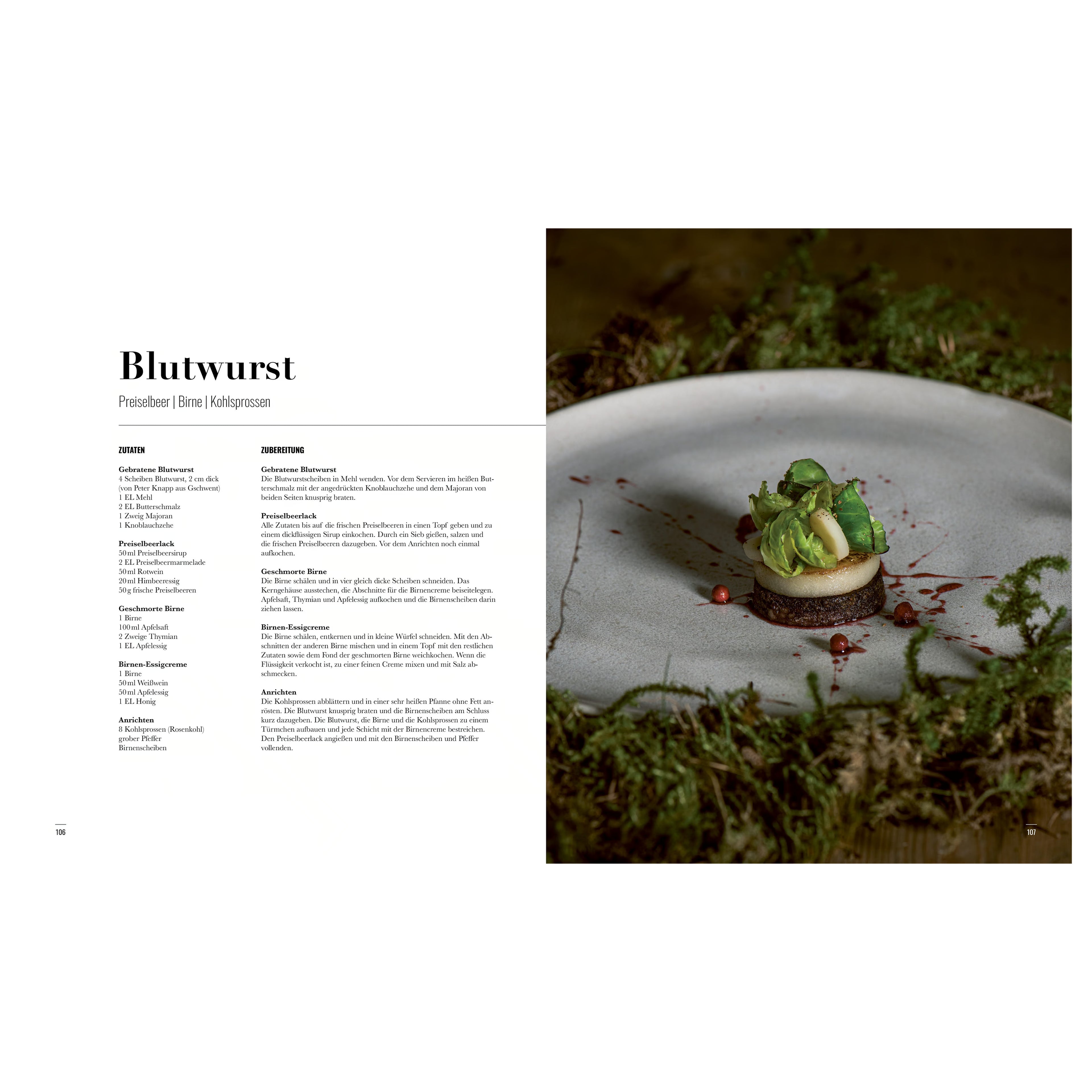 Blutwurst – Preiselbeere | Birne | Kohlsprossen: Fein angerichtetes Gericht mit gebratener Blutwurst, geschmorter Birne und Rosenkohlblättern auf einem grauen Teller mit Preiselbeersauce, stilvoll präsentiert auf Moosuntergrund.