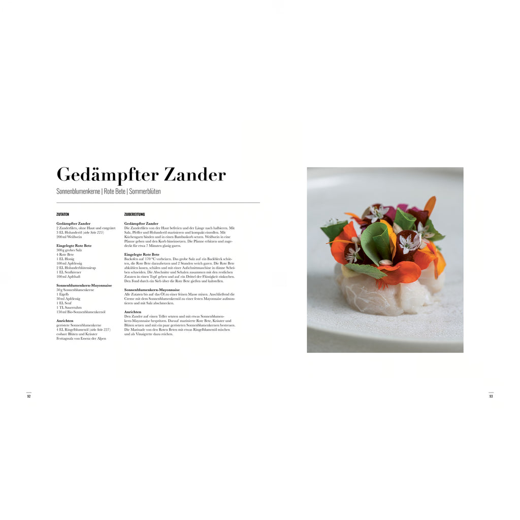Gedämpfter Zander – Sonnenblumenkerne | Rote Bete | Sommerblüten: „Zart gegarter Zander mit Rote-Bete-Streifen, Sonnenblumenkern-Mayonnaise und essbaren Blüten, kunstvoll arrangiert auf einem hellen Teller.“