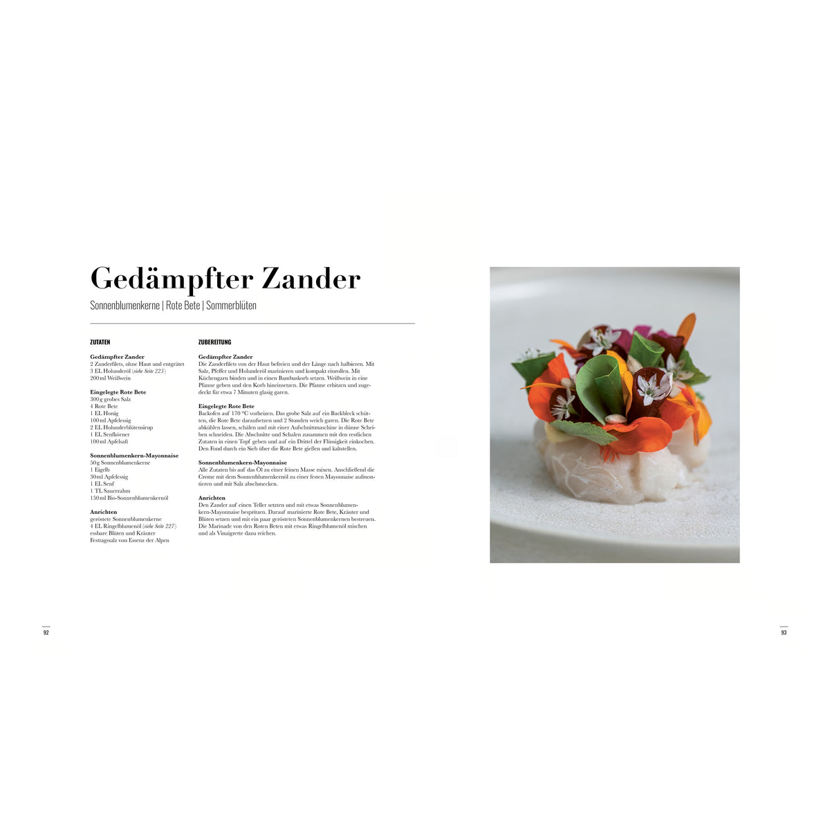 Gedämpfter Zander – Sonnenblumenkerne | Rote Bete | Sommerblüten: „Zart gegarter Zander mit Rote-Bete-Streifen, Sonnenblumenkern-Mayonnaise und essbaren Blüten, kunstvoll arrangiert auf einem hellen Teller.“
