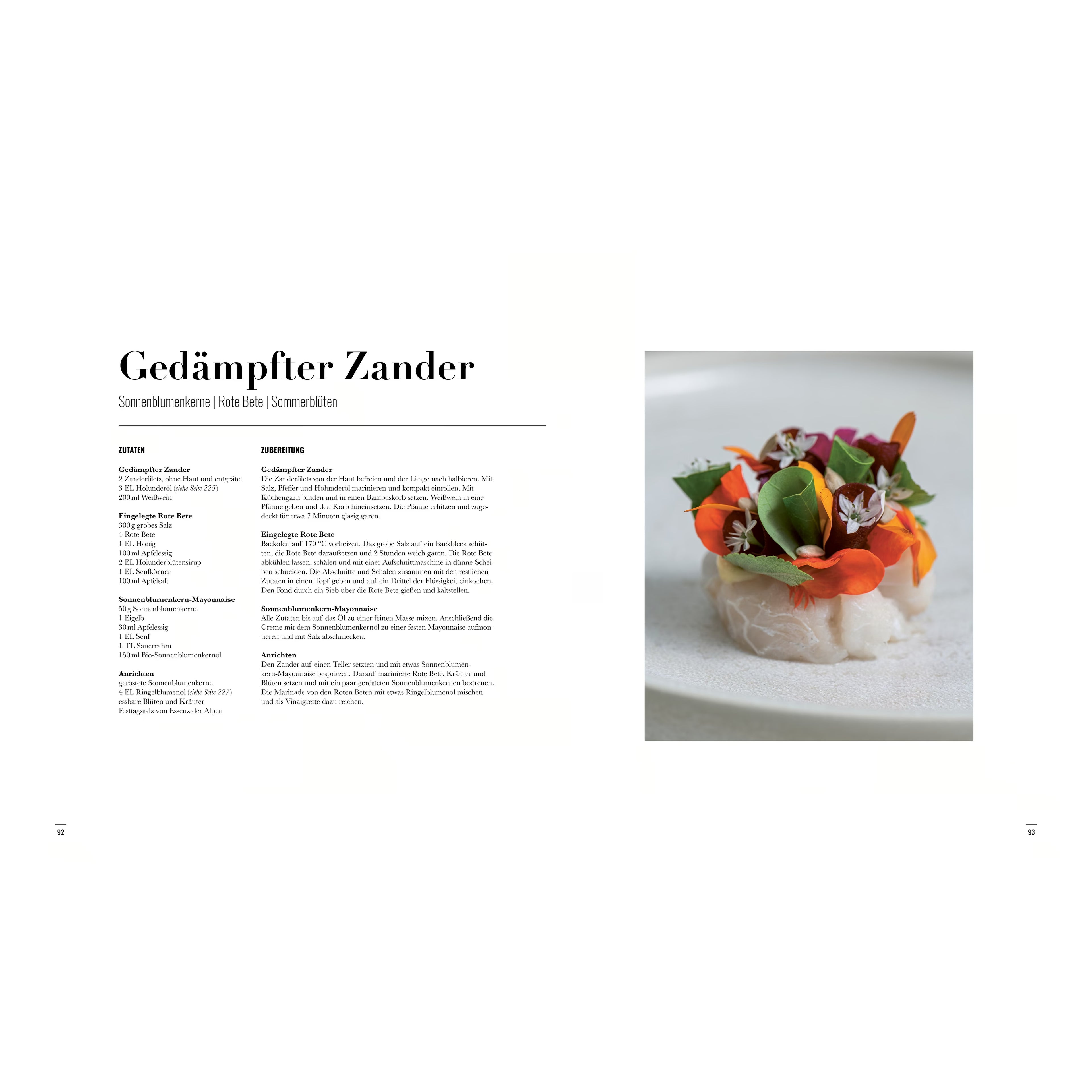 Gedämpfter Zander – Sonnenblumenkerne | Rote Bete | Sommerblüten: „Zart gegarter Zander mit Rote-Bete-Streifen, Sonnenblumenkern-Mayonnaise und essbaren Blüten, kunstvoll arrangiert auf einem hellen Teller.“