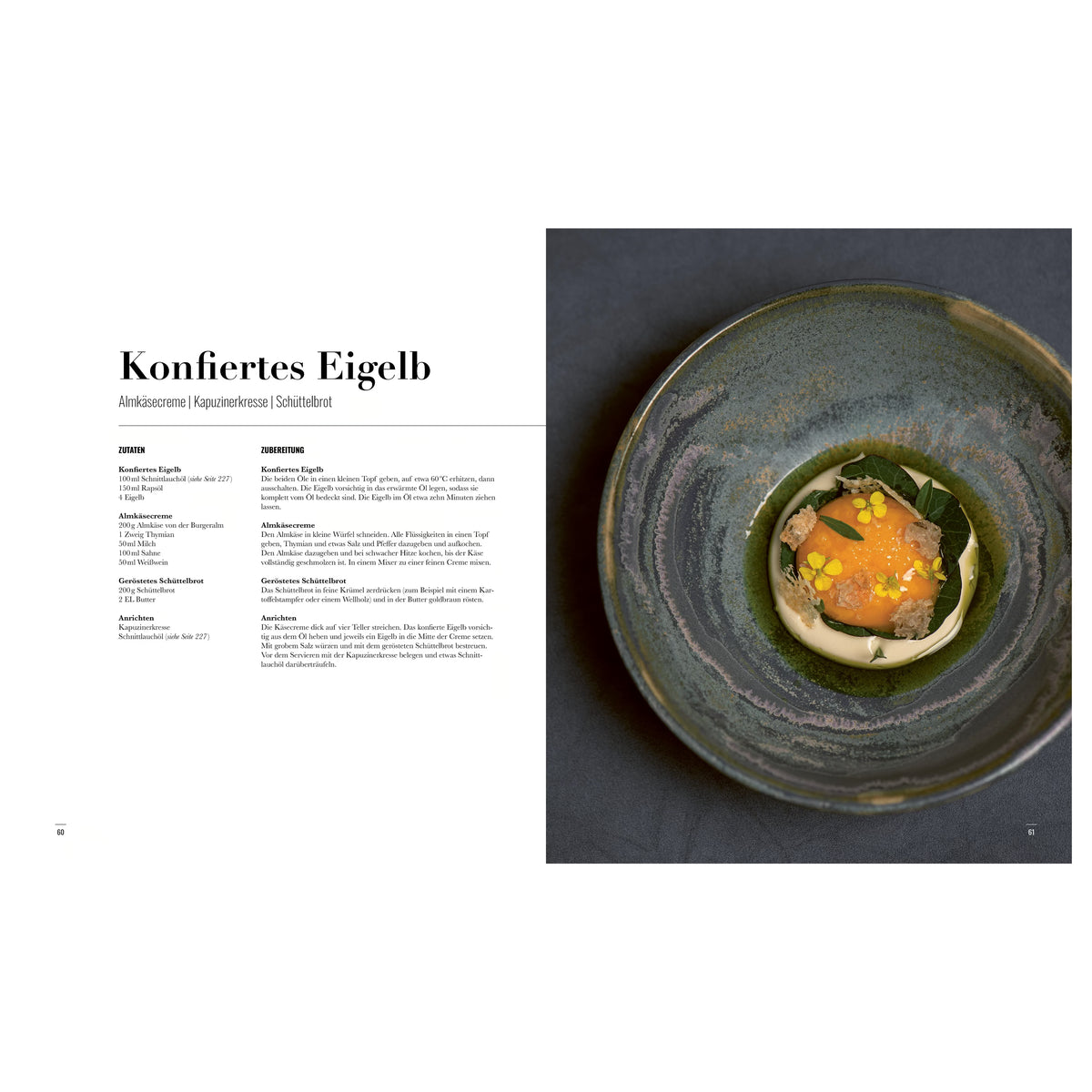 Konfiertes Eigelb – Almkäsecreme | Kapuzinerkresse | Schüttelbrot: Leuchtend orangefarbenes Eigelb auf cremiger Almkäsecreme, garniert mit Kapuzinerkresse und knusprigen Brotstücken in einer tiefen, handgefertigten Keramikschale.