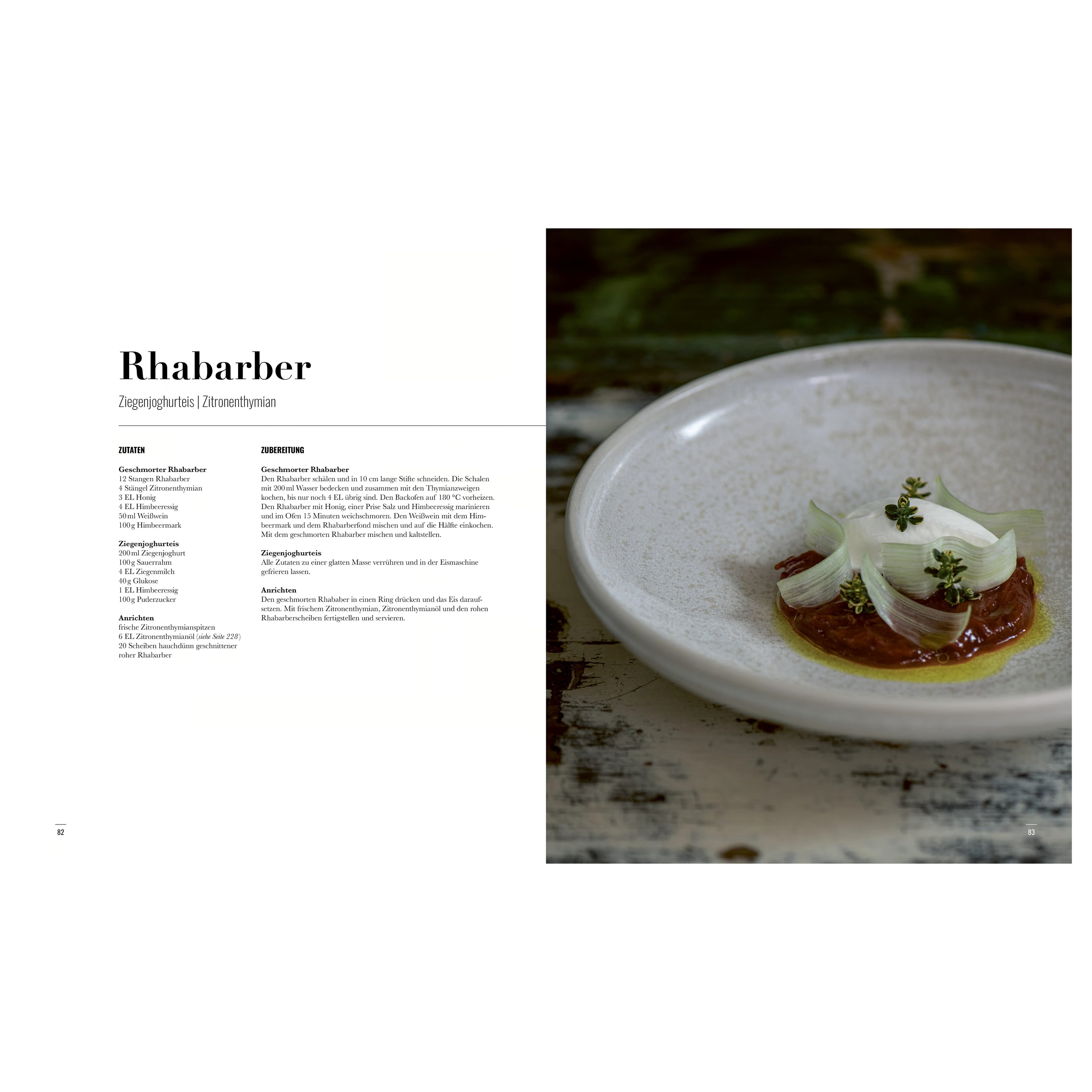 Rhabarber – Ziegenjoghurteis | Zitronenthymian: Rhabarberkompott mit Ziegenjoghurteis, frischem Zitronenthymian und hauchdünnen Rhabarberstreifen auf einem hellen Teller, elegant angerichtet.